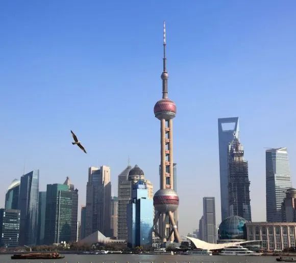 在上海“打飞的”正逐渐成为现实！2025年低空航线不少于150条